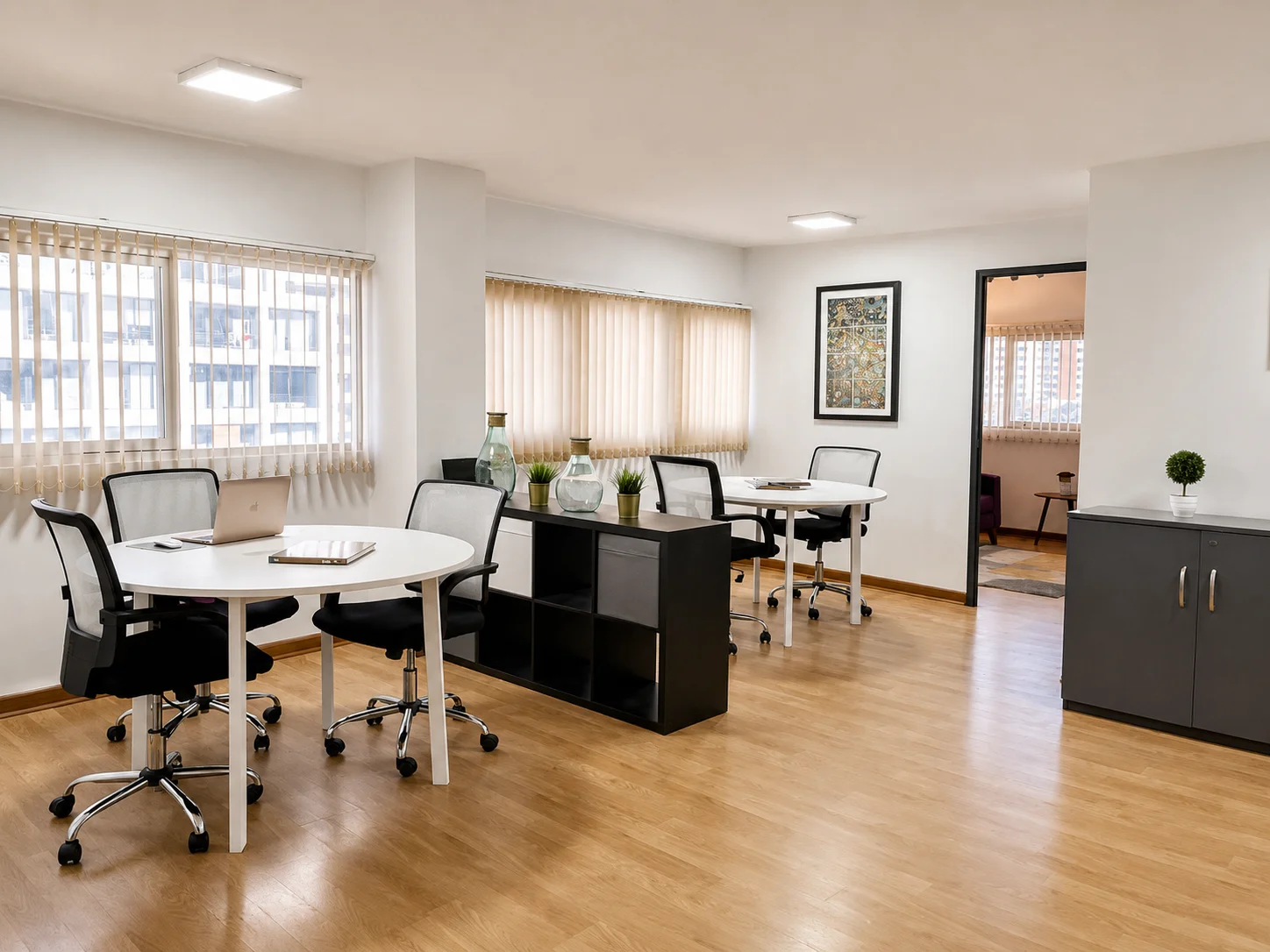 Sala flexible para reuniones y talleres